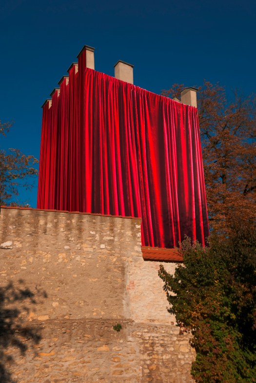 "The History Theatre" der bulgarischen Künstlerin Borjana Ventzislavova (Fotomontage donumenta)