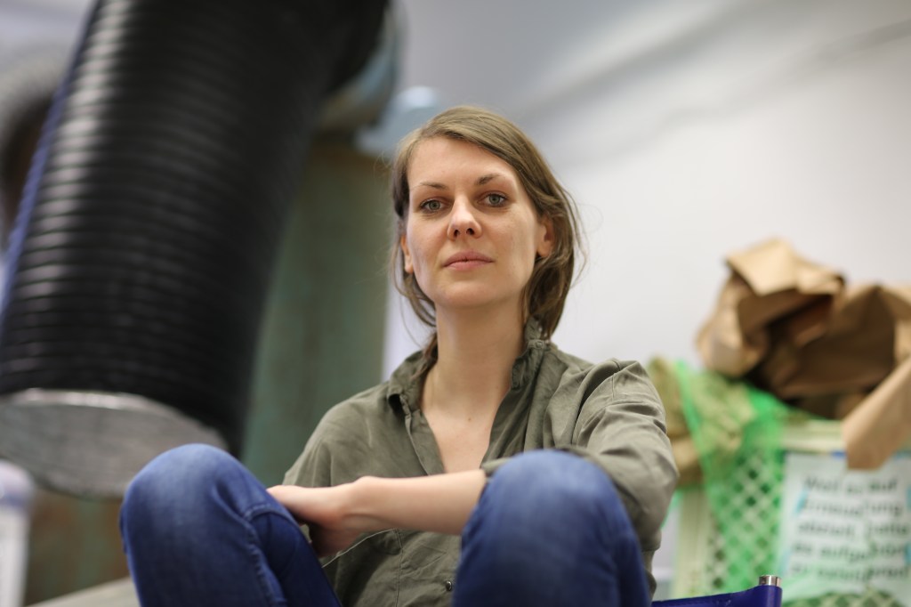 Catharina Szonn ist Künstlerin aus Frankfurt am Main. In ihrer Regensburger Ausstellung "High Noon" im donumenta ART LAB Gleis 1 zeigt sie kinetische Dystopien. 